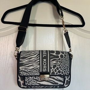 MICHAEL Michael Kors
Bradshaw Medium Messenger Bag